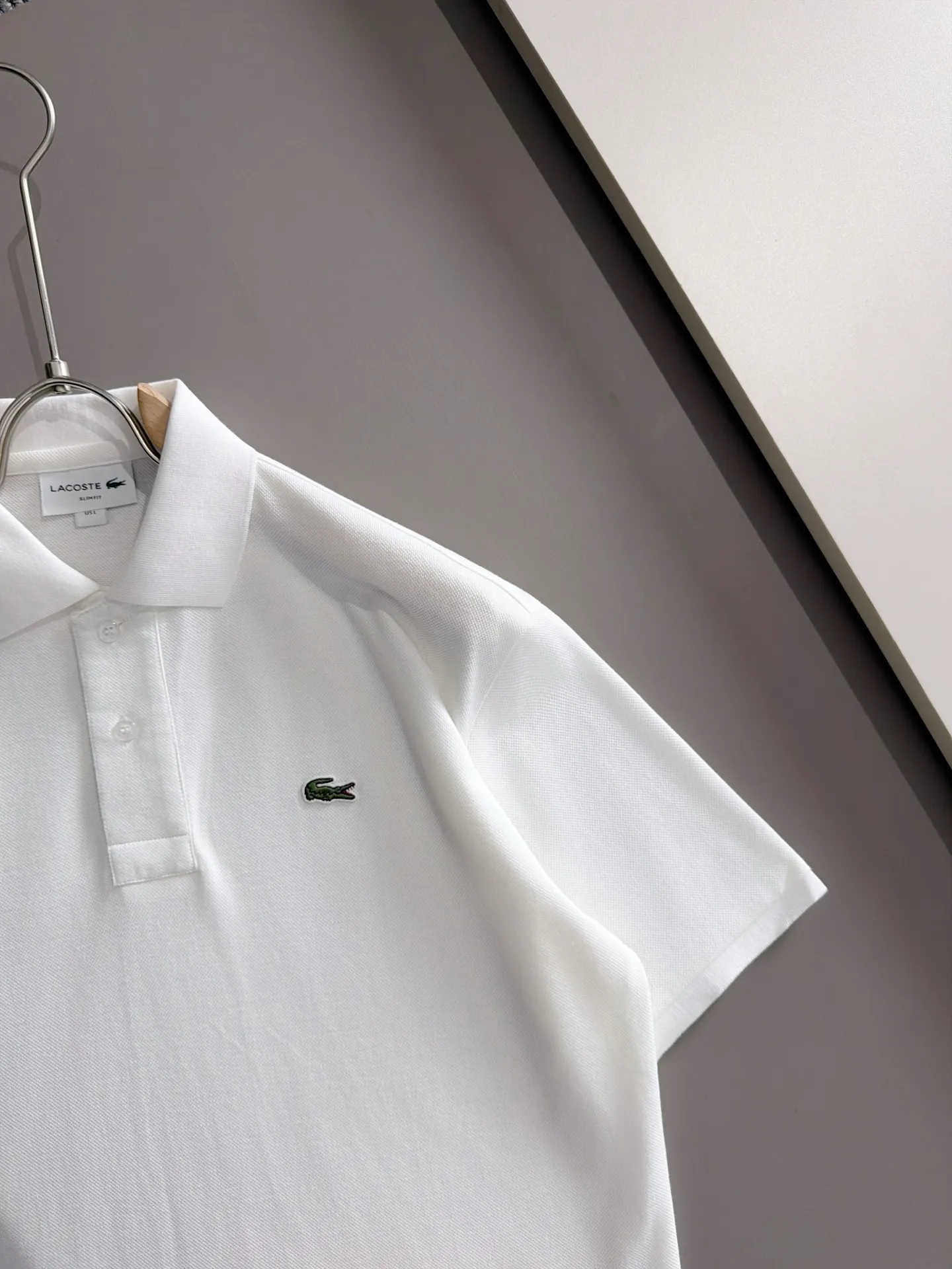 French Crocodile 2026 Spring and Summer Official Website Synchronization The Newest Arrival Style Classic Versatile Business Casual Polo Neck T-shirt Made of imported beaded cotton fabric, comfortable and breathable, with delicate texture and super soft skin-friendly touch! Lapel design, absolutely crisp and handsome fit! The sewing process with this density is absolutely meticulous in handling details! Skin-friendly and smooth to the touch, it is a perfect combination of comfort and breathability! The fabric properties are all excellent! Full of high-end feel! Simple and elegant design, Versatile is extremely wearable! All three standards! It is highly recommended to buy it, and you will never see a style like this outside! On sale on the official website! Size:M-2XL​